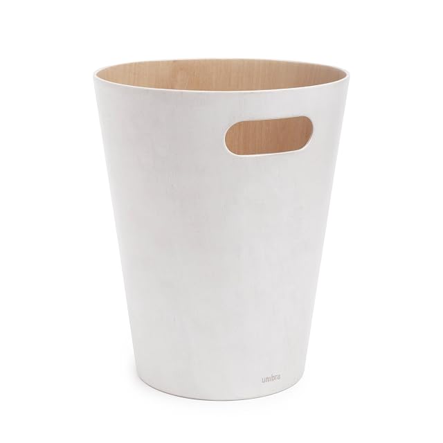 Umbra Woodrow Holz-Papierkorb in einem Homeoffice