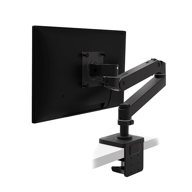 Ergotron LX Pro Monitorarm hält einen großen Monitor über einem Tisch